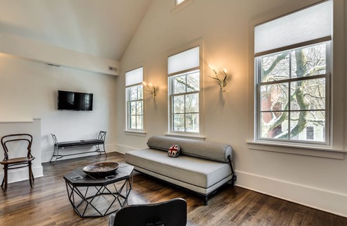 Old Town Triangle Condo | Old Town Chicago at it's finest! Pet Friendly & Recently Renovated Top-Floor Condo Has Everything You Need for a Perfect Windy City Getaway by AllSet Turnover