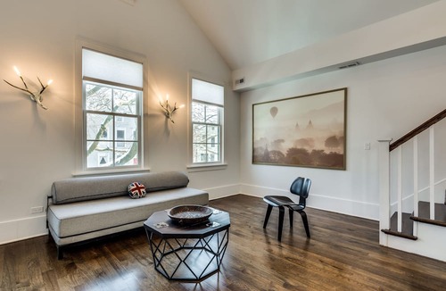 Old Town Triangle Condo | Old Town Chicago at it's finest! Pet Friendly & Recently Renovated Top-Floor Condo Has Everything You Need for a Perfect Windy City Getaway by AllSet Turnover