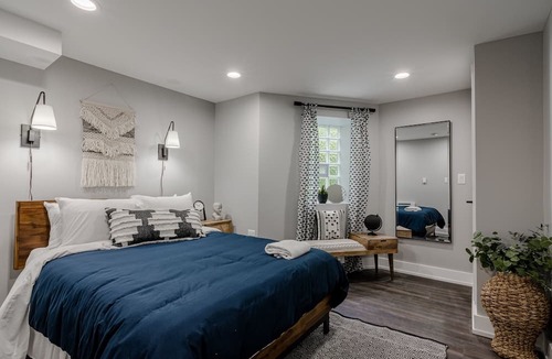 Tri-Taylor Condo | GARAGE PARKING! Stay in, Walk to Great Local Spots, Grab the CTA, or Hop on I-290 - the Perfect Location for All Your Adventures by AllSet Turnover