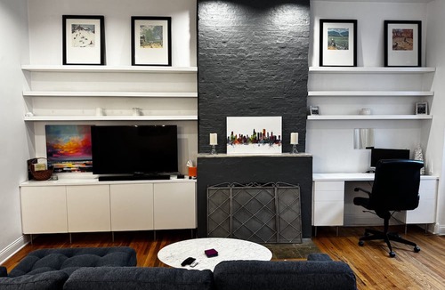 Old Town Triangle Condo | Walk to Lincoln Park, North Avenue Beach, and Second City! Lovely Old Town Charm! by AllSet Turnover