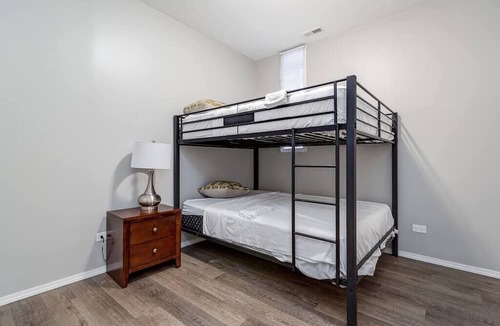 Wrightwood Neighbors Apartment | Suite 1 on Southport 4 Queen Beds!