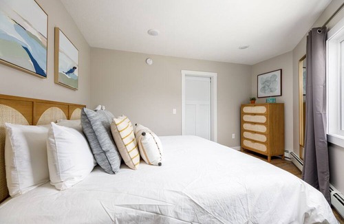 Traverse City Apartment | Downtown Newly Remodeled Apartment | AC | Beach | Restaurants | Breweries | Nightlife |