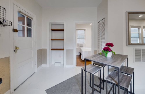 Bridgeport Apartment | Walkable Chicago Retreat : Cozy 2BR w/Porch : Near Transit, Dining & Stadiums
