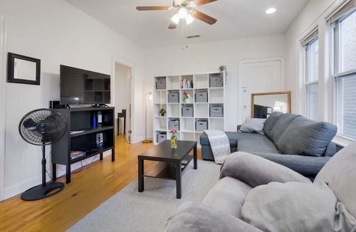 Bridgeport Apartment | Walkable Chicago Retreat : Cozy 2BR w/Porch : Near Transit, Dining & Stadiums