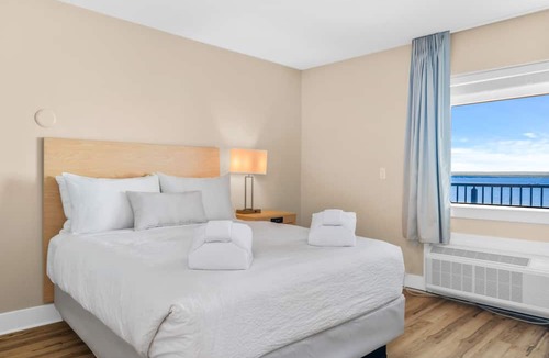 Traverse City Hotel | 🏖️ Gold Coast Inn | Breathtaking Sunsets w/Lake View ➠ 202