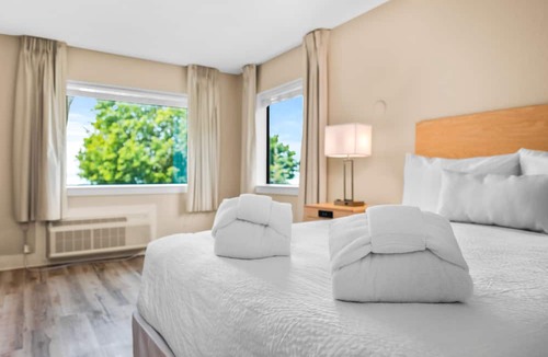 Traverse City Hotel | 🏖️ Gold Coast Inn | Breathtaking Sunsets w/Lake View ➠ 106