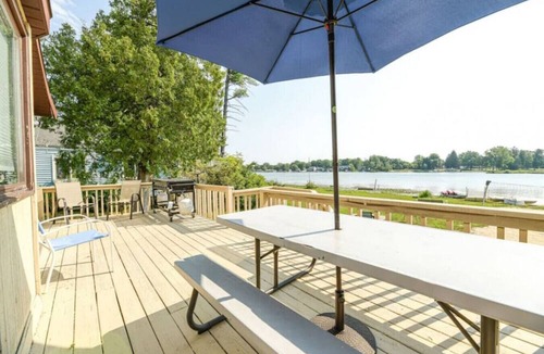 Grand Rapids Apartment | Gr Campau cottage 1 bed · Lakefront hot swim pool spa cottage
