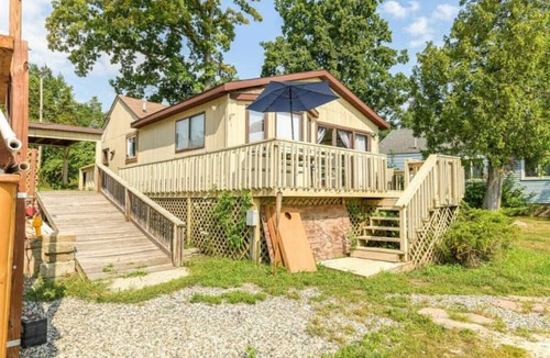 Grand Rapids Apartment | Gr Campau cottage 1 bed · Lakefront hot swim pool spa cottage