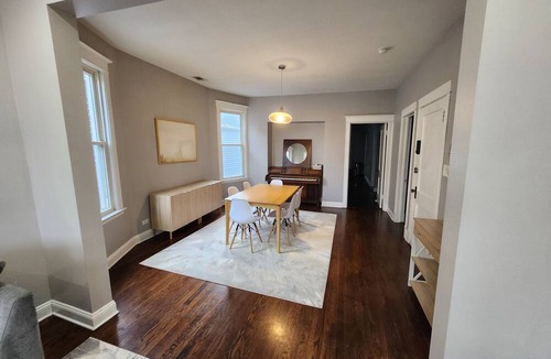 Logan Square Apartment | Large 3 bdrm/dining in the heart of Logan Square mins to DOWNTOWN