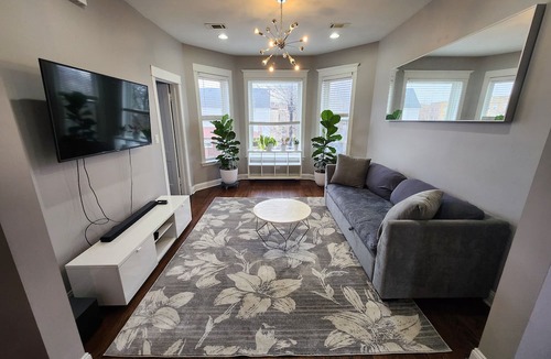 Logan Square Apartment | Large 3 bdrm/dining in the heart of Logan Square mins to DOWNTOWN