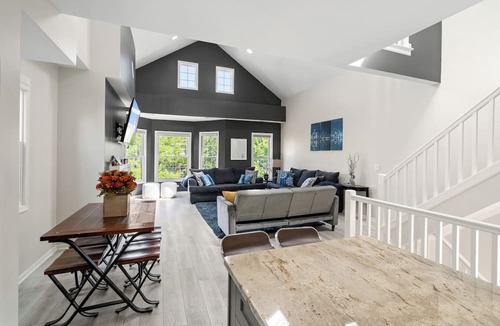 Lakeview Apartment | Dramatic Wrigley Loft +PRIVATE Rooftop, Center of Wrigley, Ranked GUEST FAVORITE