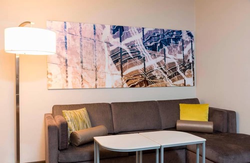 Norwood Park Hotel | Modern Suite w/Free Breakfast & Onsite Pool Near Cumberland CTA Station