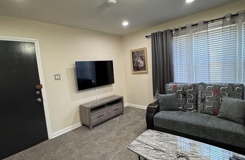 Skokie Apartment | 2-bedroom apartment in Downtown Skokie AC,Walk to train shoppings restaurants!