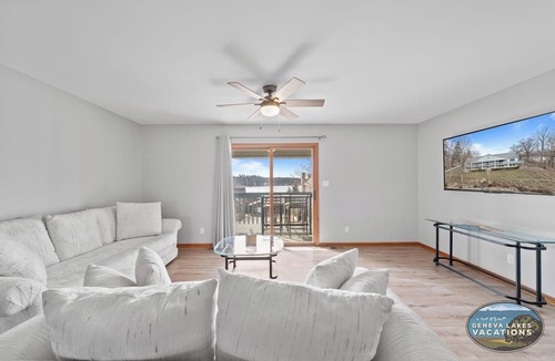 Twin Lakes Apartment | Pickleball Court | Lake Views | Pool Table | Sleeps 10