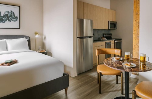 West Loop Gate Apartment | LIVN West Loop Chicago Queen Superior Studio