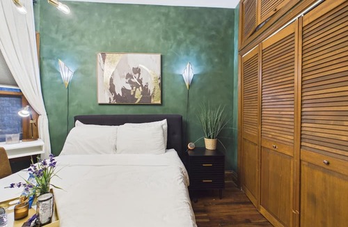 Lakeview Apartment | 3BR Art Deco retreat with garage.
