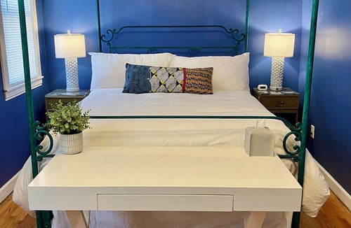 Rogers Park Apartment | Vintage City Chic: The Artist's Haven. 5 Blocks from Lake Michigan!