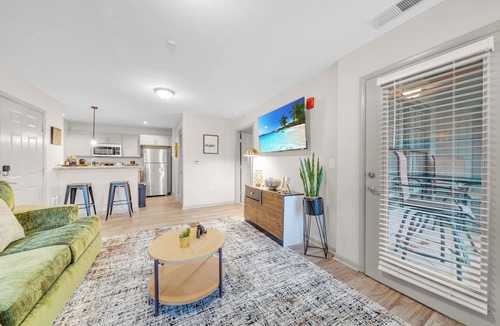 Sherwood Park Apartment | Pool+Gym/Arsenal 3 mins/Space Camp 3 mins-UAH 5 minutes- Shop 3 minutes