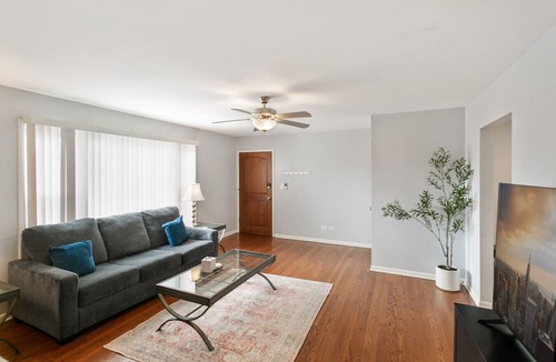 Libertyville Apartment | Modern Apt w/2 Kings 1/2 mile to DT Libertyville!