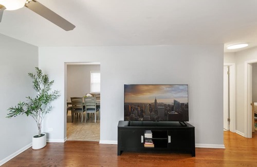 Libertyville Apartment | Modern Apt w/2 Kings 1/2 mile to DT Libertyville!