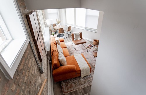 Rogers Park Apartment | Duplex 2 Bedroom and 1.5 Bath Retreat Near Loyola Park