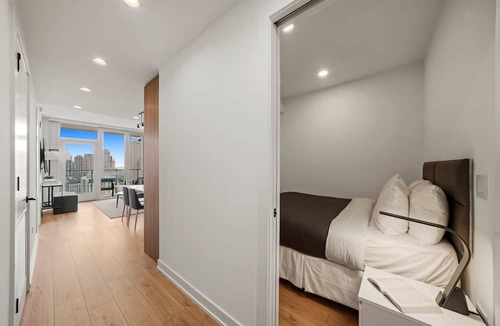 Killgubbin Apartment | Chic River North Retreat: Luxe Suites, Stunning Views, Steps from Chicago Life!