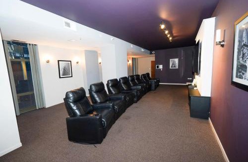 The Loop Apartment | Grant Park 2BR Condo with Balcony Skyline View & Gym in Chicago Downtown