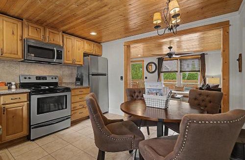 Saugatuck Villa | Maple Ridge Red Cottage HOT TUB