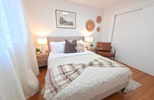 Waukegan House | Private Nature Retreat King Suite Sleeps 8