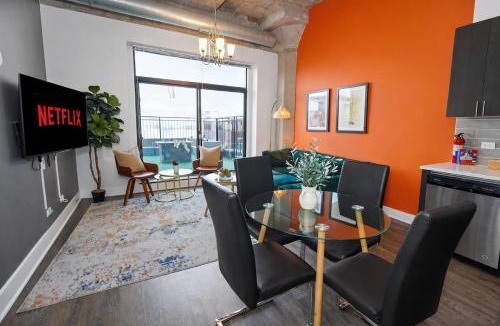 Near South Side Apartment | Spacious 2BR South Loop Suite with Skyline View, Optional Parking and Gym Access Close to McCormick Place, Grant Park, Museum Campus & CTA Lines