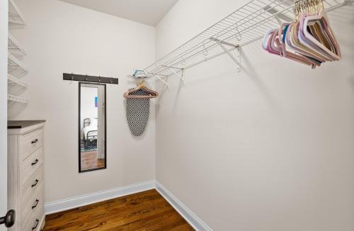 St. Ben's Apartment | North Center Chicago - Walkable - Transit Accessible - King & Queen Beds