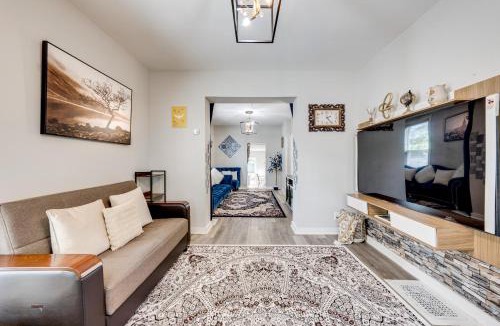Elgin House | 1 Mi to Dtwn Elgin: Dutch Colonial w/Lovely Patio