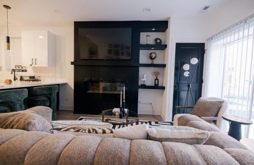Woodlawn Apartment | Parisian Retreat 6min to Main Quandrangle U of C