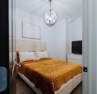 Woodlawn Apartment | The Brown House - A luxurious UChicago Campus stay