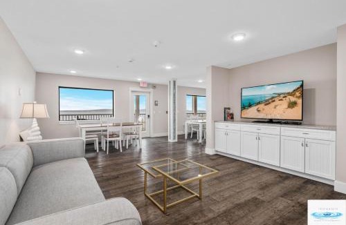 Traverse City Hotel | Gold Coast Inn ⁀➷ Breathtaking Sunsets ➠ Standard Lake View Room ➠ 202