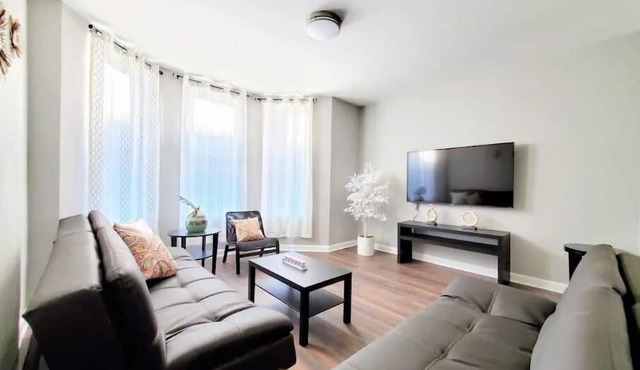 4 #1S - 4 Bedroom/1.5 Bath Condo near McCormick Place, Wintrust Arena
