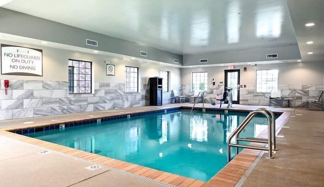 King Studio Only 5 Miles from Purdue University. Free Breakfast. Pool.
