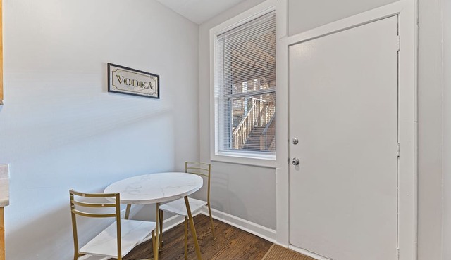 Walk to Wrigley! Spacious 3BR in the Heart of Chicago