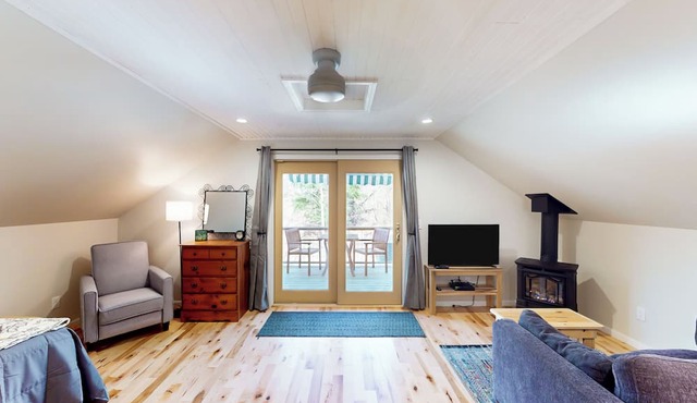 Half-Mile to Crystal Lake! Couples Retreat w/Deck