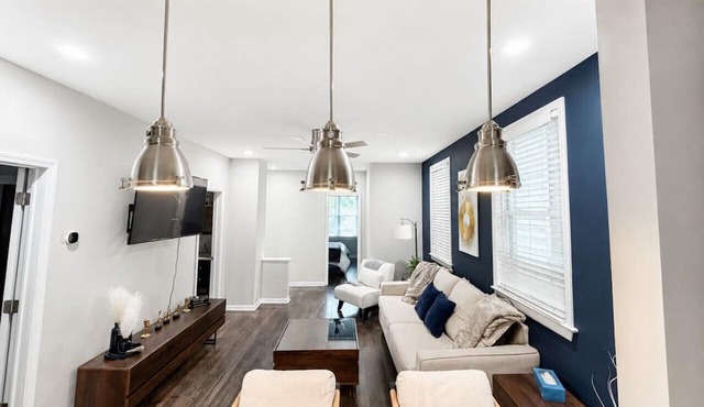 Welcome to this four bedroom, two bathroom apartment located in the neighborhood of Lakeview.