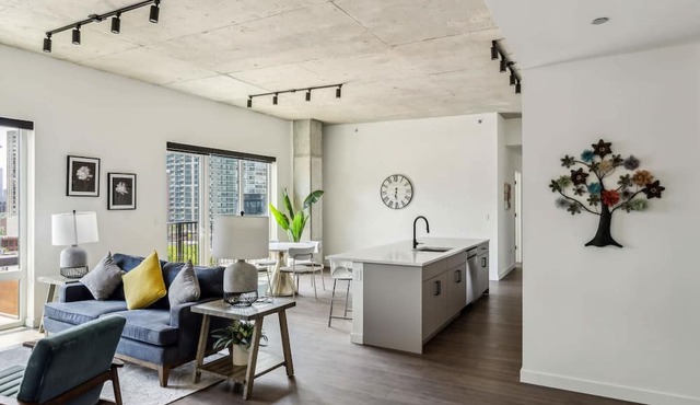3BR Luxury Suite w/Gym and Balcony