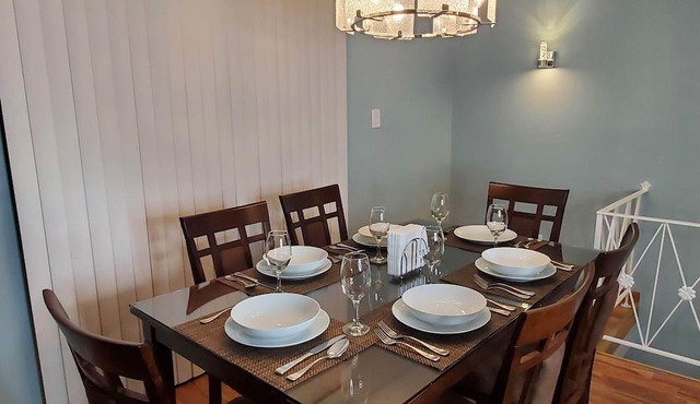 Charming 2-Bedroom Apt. King Bed, Desk, Fast WiFi, A/C, Near Hospitals