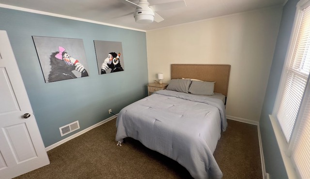 Charming 2-bedroom residence in Jefferson Park, Chicago!